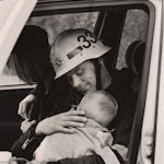 Andra pris. Juryns motivering: ”En bild där kontakten säger allt. Ett ögonblick med medkänsla och värme hos brandmannen vars arbete inte bara är att släcka bränder utan även att ta hand om skadade barn efter en trafikolycka.”