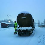 Vissa arbeten måste utföras oavsett temperatur. En tågvagn i gryningen har svepts in i ett vackert blått ljus.
