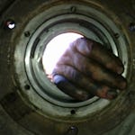 Oväntad vinkel, den smutsiga handen blir en bra kontrast till den vackra kompositionen.