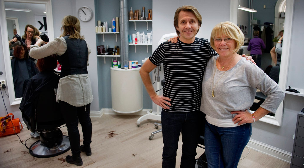 ”Jag tycker att det är precis lika roligt att jobba med Nicke i dag, som när vi gick på frisörskolan för 32 år sedan”, säger Gunilla Ekholm, som också har ställt upp som barnvakt för Nicklas ­Blomgrens barn. De vet att de alltid kan ringa varandra.