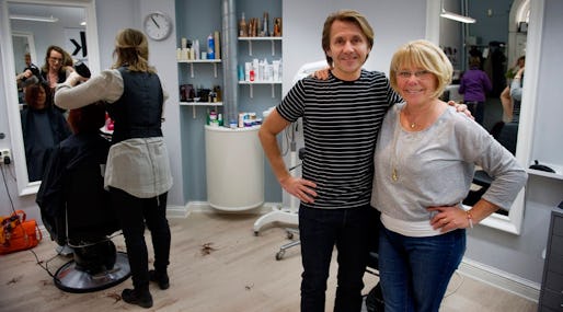 Gunilla Ekholm och Nicklas Blomgren ”Jag tycker att det är precis lika roligt att jobba med Nicke i dag, som när vi gick på frisörskolan för 32 år sedan”, säger Gunilla Ekholm, som också har ställt upp som barnvakt för Nicklas Blomgrens barn. De vet att de alltid kan ringa varandra.