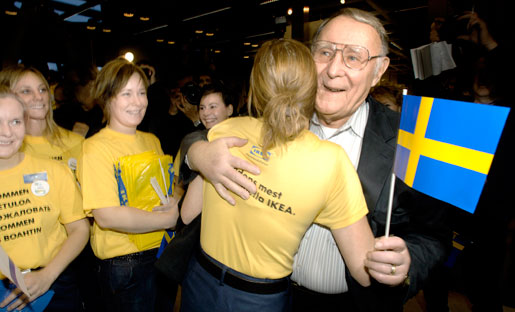 Ingvar Kamprad får och ger en kram vid öppningen av Ikeavaruhuset i Haparanda 2006.