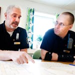 Jimmy Klang och Björn Glad tycker att förbudet mot ensamarbete borde ha införts för länge sen.