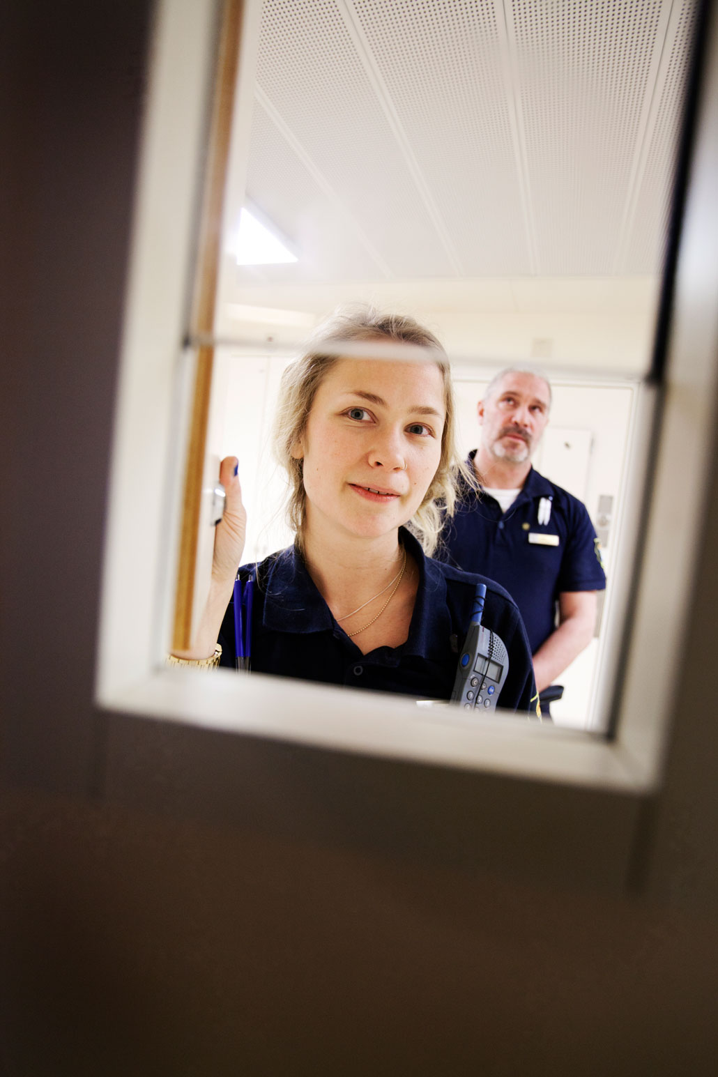 Lena Norman och Jimmy Klang kikar in i en cell genom observations­luckan. Vissa intagna måste hållas under ständig tillsyn.