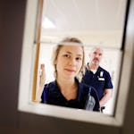 Lena Norman och Jimmy Klang kikar in i en cell genom observationsluckan. Vissa intagna måste hållas under ständig tillsyn.