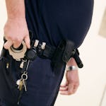 Jimmy Klang har senaste versionen av allt: batongen, pepparsprayen, handlarmsenheten.