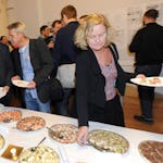 Tina Johansson tar för sig av snittarna.