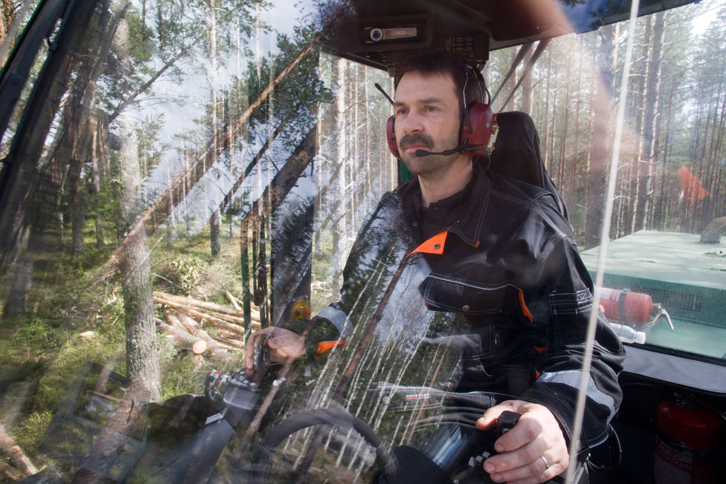 Två joysticks, fem knappar på varje, totalt tolv rörelser att kontrollera. Men för Patrik är arbetet i skördaren som att röra sin egen arm.