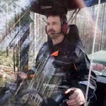 Två joysticks, fem knappar på varje, totalt tolv rörelser att kontrollera. Men för Patrik är arbetet i skördaren som att röra sin egen arm.