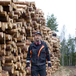 En jämn och prydlig trave gör timmerbilsförarens jobb enklare, säger Patrik.