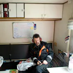 I kojan finns fika och matlåda och möjlighet att ta rast. Patrik ringer ett samtal.