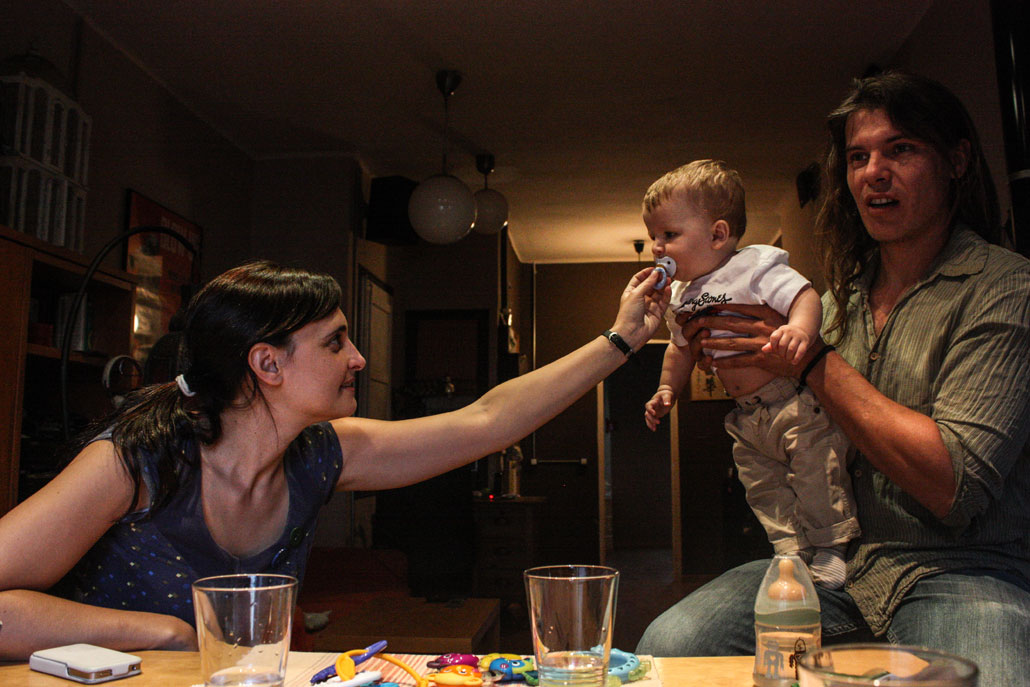 Ettan i Barcelona är både för dyr och för trång för Rocia Vila och Oriol Perez och deras åtta månader gamla Martin Vila. Nu letar familjen efter ett billigare och större boende i förstaden Torrelles de Llobregot.