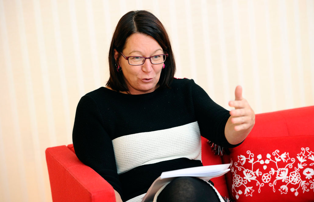 Individuella löner väcker frågan om individgarantier. Lenita Granlund tycker att den frågan får avgöras inom vart och ett av Kommunals 70 avtalsområden – men ska man ha garantier ska de vara höga. Om garantin stannar vid en hundralapp kan det blir något som chefen gömmer sig bakom.