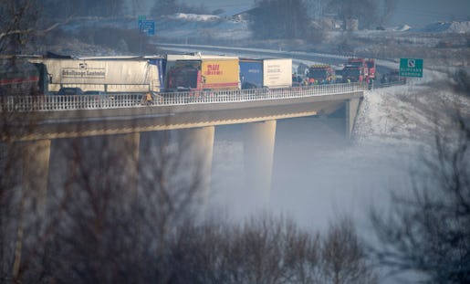 Serieolycka på Tranarpsbron. Efter seriekrocken på Tranarpsbron häromveckan noterade Trafikverket att det är vanligt att chaufförerna kör för fort. Åkerierna pressar förarna, anser fackets representant. Kunderna pressar åkerierna, anser arbetsgivarsidan i sin tur.