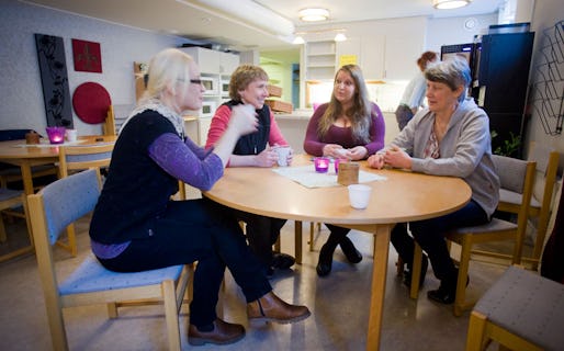 Snack på kommunkontoret Rökandets historia är något som engagerar. Efter ett tag gick snacket på kommunkontoret om vad det var som hände och varför rökning förändrades från fräckt till fult. Här Sofia Jonsson, Susanne Sjögren, Malin Nilsson och Lena Nilsson.