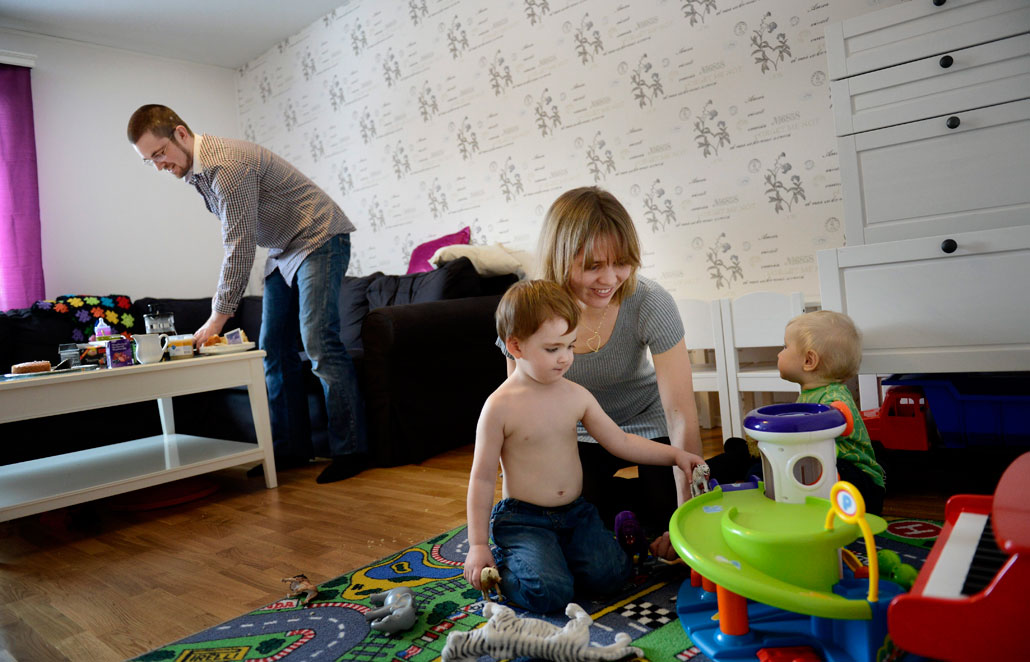 Tommy Wrede tycker att han och hans fru Therese gör lika mycket av arbetet med hemmet och sönerna Rasmus och Filip. Therese gör en annan ­uppskattning.