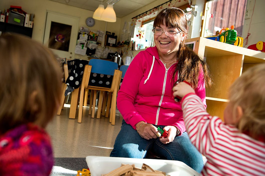Isabella Gjersvold tror att en legitimation skulle öka statusen för barnskötaryrket.