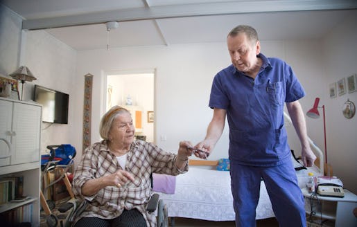 Krister Mattsson Krister ger Doris Hurtig, 80, hennes glasögon. Han blev positivt överraskad när han kom till äldreboendet Blåvingen. – Min mamma hade det hemskt på ett annat boende. Jag brukade säga att jag hellre skulle slänga mig utför ett stup än hamna på äldrevården, men här kan jag tänka mig att bo, säger han.