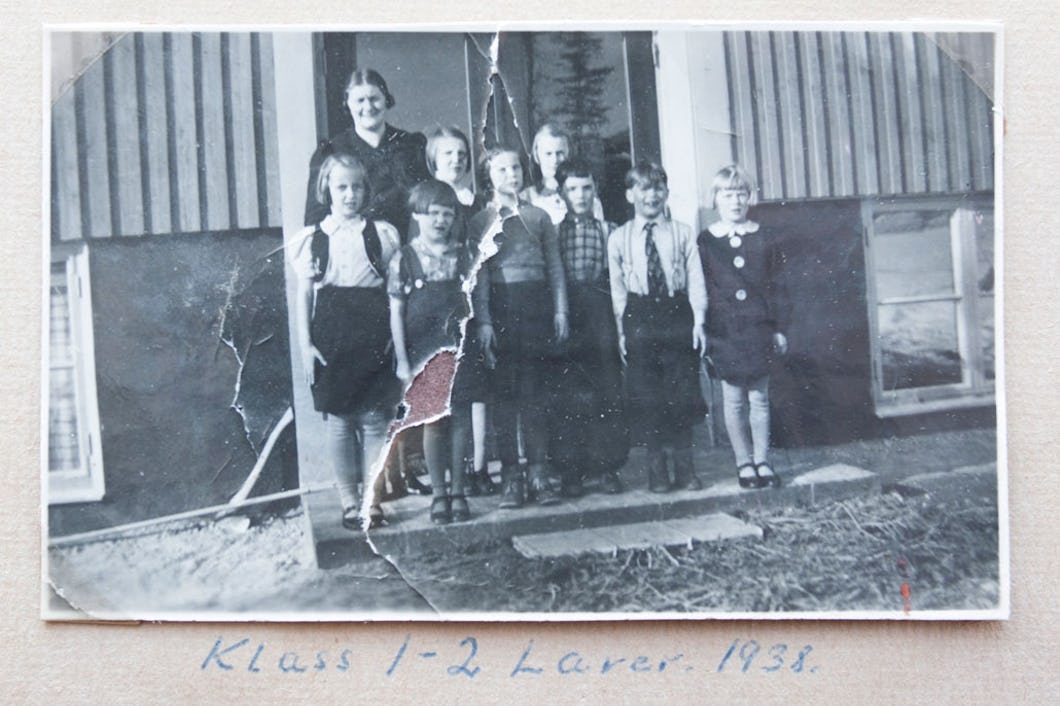 I gruvbyn Lavers skola gick Maja Öberg, och fick bo inackorderad. Hon är den tredje från vänster i främre raden, lärarinnan hette Therese Lundgren. Foto: Ur Maja Öbergs fotoalbum
