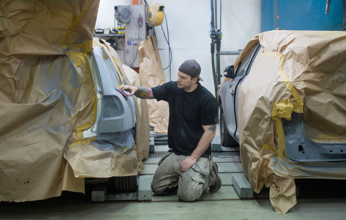 – Vi jobbar i väldigt högt tempo, säger Jesper Åberg, som står på knä halva arbetsdagen. 23 år ung och med en bakgrund som elitidrottare känner han att jobbet sliter. 