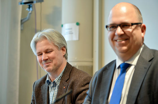 LO:s ordförande Karl Petter Thorwaldsson (th) och avtalssekreterare Torbjörn Johansson kommenterar det nya industriavtalet, under en pressträff i LO-borgen på tisdagen.