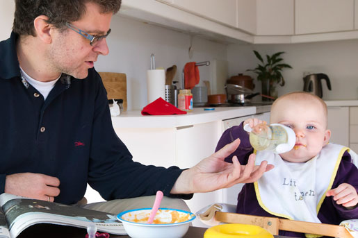 Att föräldralönen måste tas ut vid ett sammanhängande tillfälle befarar många leder till att pappor inte tar mer föräldraledigt.