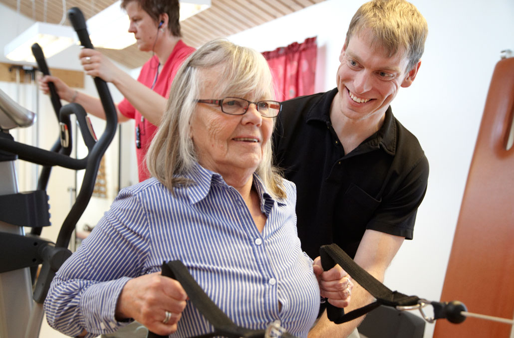 Margareta Tharander bor i Kaxås någon mil utanför Änge. I dag får hon hjälp med rehabilitering av Robert Björngard, som är verksamhetschef på Offerdals hälsocentral, men även sjukgymnast. För honom är engagemanget mer än ett arbete. – Samhället blir mer och mer centraliserat i dag, resurserna hamnar i städerna. Men vi i glesbygden ska ha samma rättigheter som de som bor inne i stan. Det är därför vi gör det här.