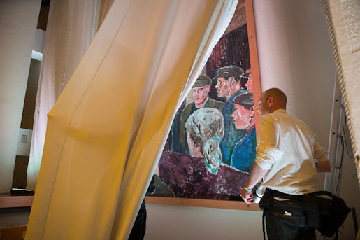 Arbetarkonst av Albin Amelin i Folkets Hus döljs bakom draperier.