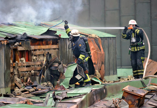 Brandmän bekämpar storbrand på Arkitekthögskolan på Östermalm i Stockholm.