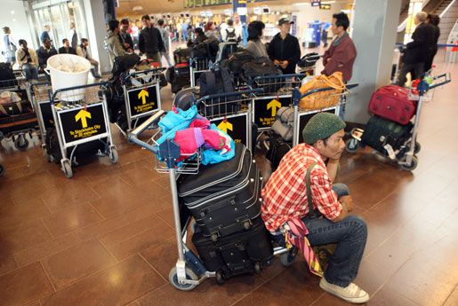 Thailändska bärplockare på Arlanda.