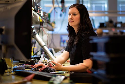 Emelie Östh vid monteringsbordet. – Man får inte vara darrhänt och måste vara skarpsynt, säger hon om arbetet med de pyttesmå elektroniska komponenterna.