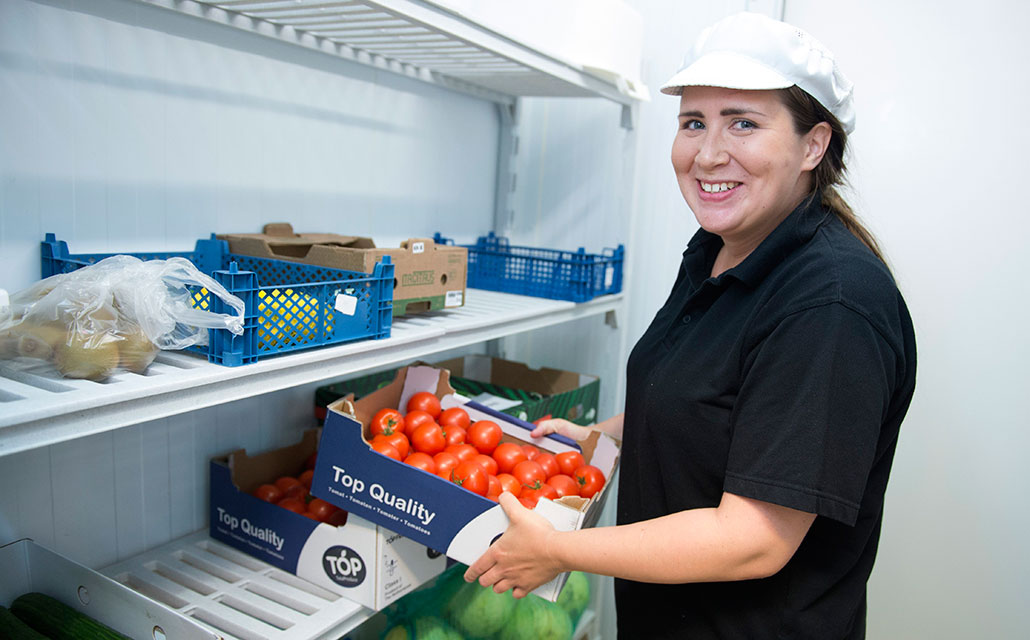 När Johanna Hiltunen kommer till jobbet klockan 7 börjar hon med att göra sallad till dagens lunch. 