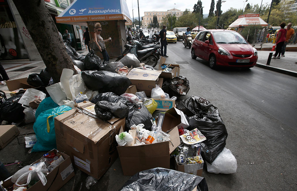 Sopor samlas på gatorna i Grekland under renhållningsarbetarnas tredagarsstrejk.