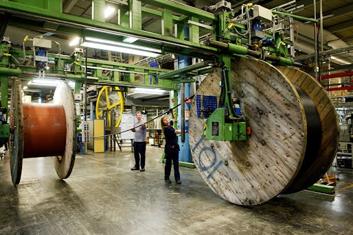 Centrala avtal som utgår från industrins kostnadsnorm är en modell som har fungerat bra under lång tid, argumenterar IF Metall-ordföranden mot Ledarnas debattartikel. Bilden är från Ericssons kabelfabrik i Hudiksvall, som Arbetet besökte i vintras.