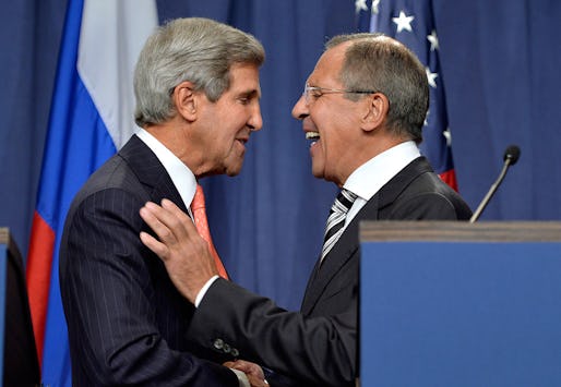 USA:s och Rysslands utrikesministrar John Kerry och Sergei Lavrov skakar hand.