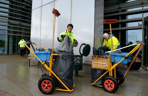 Förr jobbade Samhalls anställda i företagets egna verkstäder, nu arbetar 80 procent ute hos kunderna. Som Hassan, Fernando och Larsson, som håller rent i Liljeholmen i Stockholm.