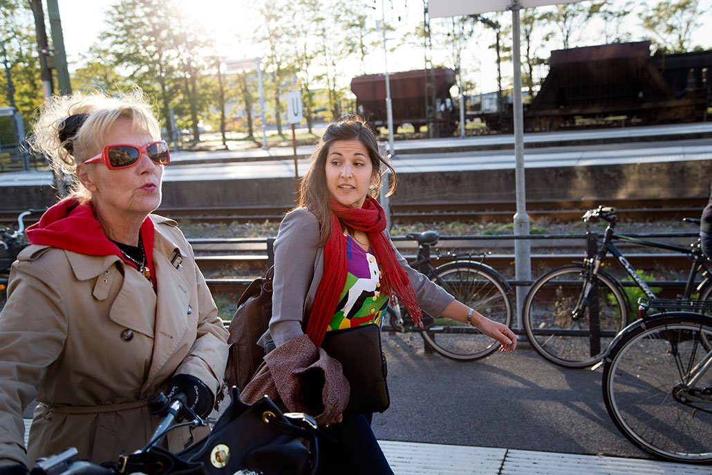 Sara Duarte tar tåget ut i Sveriges kommuner för att föreläsa om högerextremismens historia. Kommunalaren Ing-Mari Gustafsson Berggren tar emot i Varberg, där Sverigedemokraterna har två mandat i kommunfullmäktige.