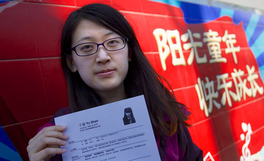 Utan foto på cv:t blir man bortsorterad direkt, berättar Yu Shan. Men ofta räcker det inte med ett attraktivt utseende för att få jobb – man kan också tvingas lova att inte bli gravid. Foto: Joe olsson