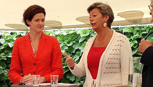 Anna Kinberg Batra (M) och Ylva Johansson (S) har minst sagt olika syn på a-kassan, som de debatterade i Almedalen i dag. Foto: Mårten Martos Nilsson
