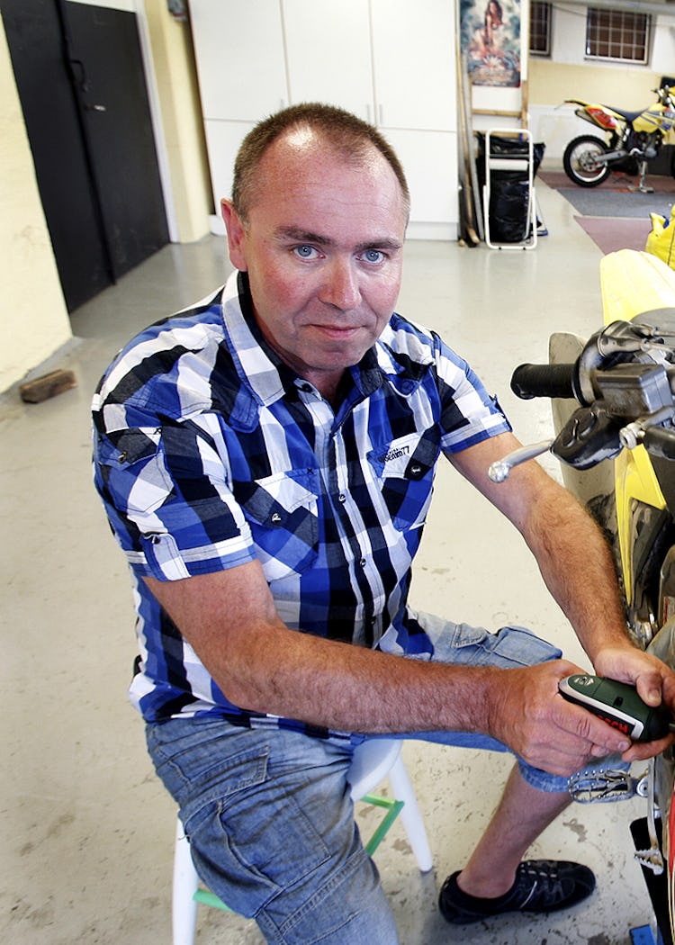 Jonas Wallin sitter invid sin motorcykel