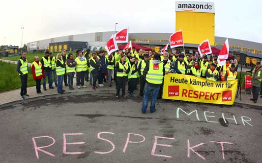 I Graben, Tyskland, strejkar Amazons anställda – liksom i Leipzig, Bad Hersfeld och Rheinberg. ”I dag kämpar vi för respekt”, lyder banderollen. Foto: Karl-Josef Hildenbrand