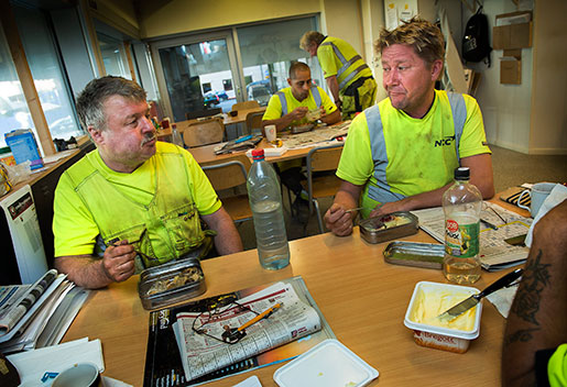 Thomas Nordling och Tomas Forsström vill att svenska kollektivavtal ska gälla alla och oroas av att allt fler byggjobb utförs av utländsk arbetskraft. Foto: Jonas Ekströmer