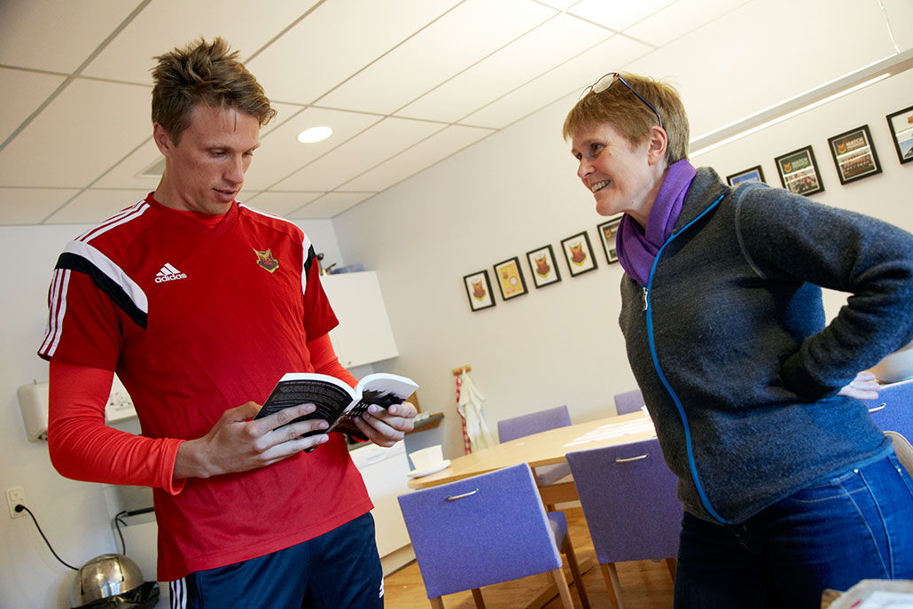 När lagkaptenen kom på idén med bokcirkeln var det bara att haka på, tyckte läsovane Bobo Sollander. Läraren Jude Barker sticker åt honom nästa bok. Foto: Marie Birkl