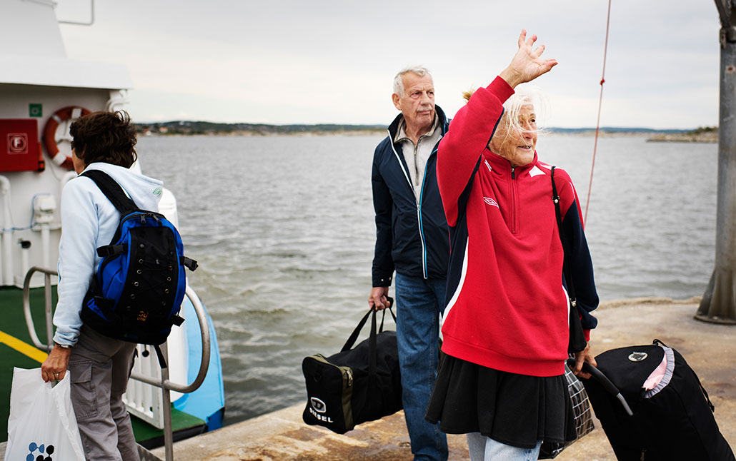 - Hejdå Knarrholmen. Erna Olausson vänder sig om en sista gång och tar avsked med gråt i rösten. Så kliver hon och Jan Rosvall på båten. Foto: Erik Abel