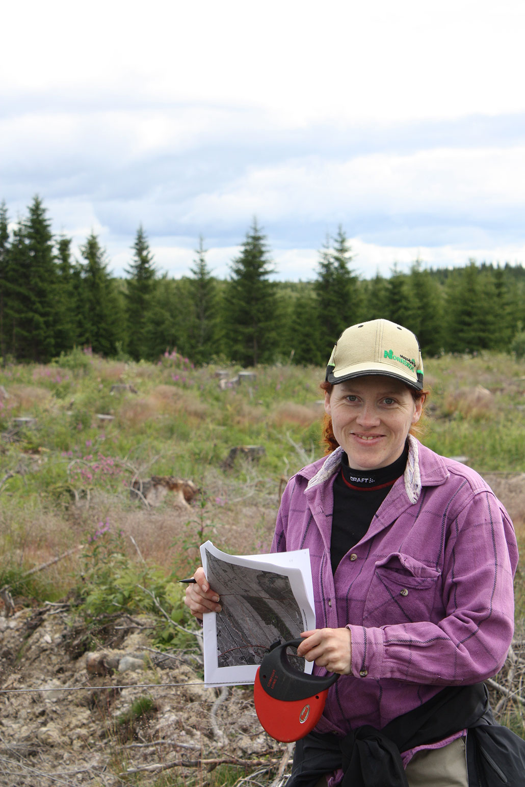 Malin Boström, nyutbildad jägmästare och licenserad jägare, är van att jobba ensam i skogen och har sedan barnsben vistats mer i skog och mark än inomhus. Foto: Privat