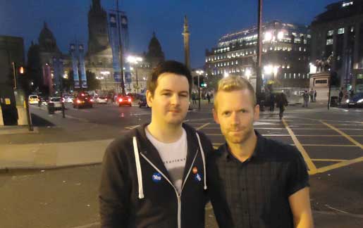 Tom O’Brien och Cliff Benning hoppades på firande av skotsk självständighet. Men luften gick ur ja-röstarna ganska snabbt när distrikt efter distrikt rapporterade majoritet för nej-sidan. Foto: Johanna Kronlid