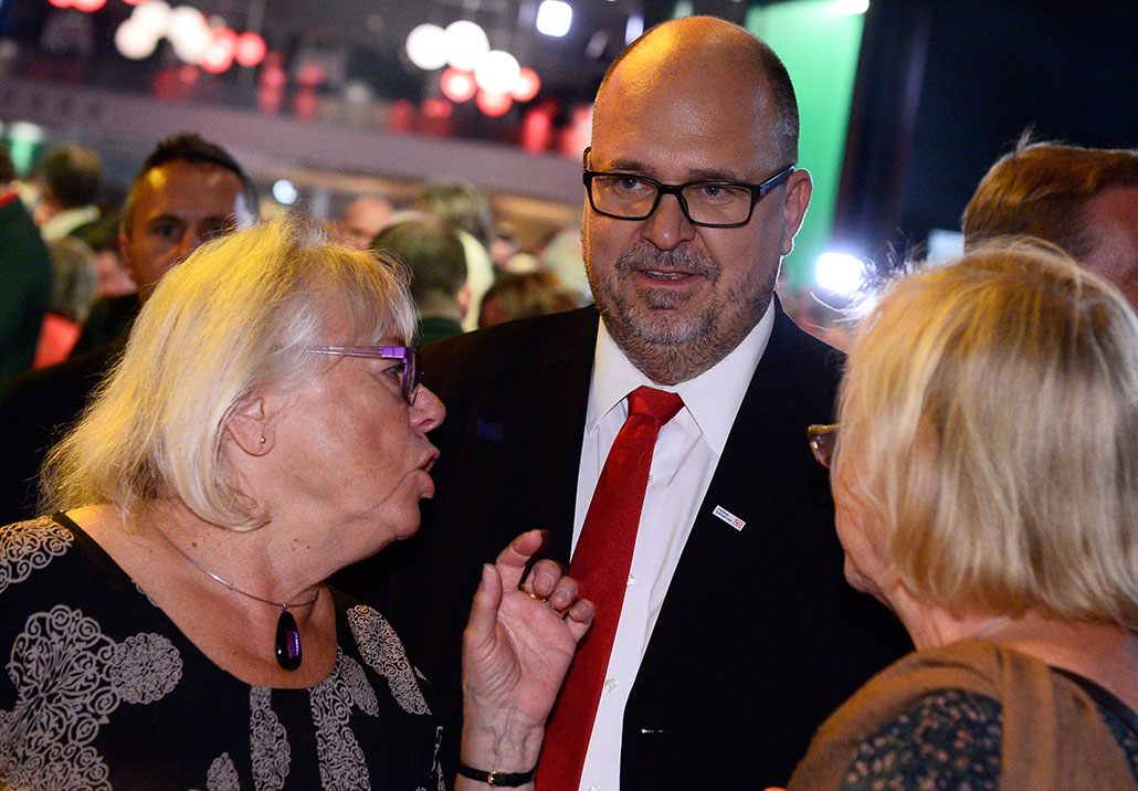 LO:s ordförande Karl-Petter Thorwaldsson i samspråk med Anna-Greta Leijon på Socialdemokraternas valvaka på Waterfront i Stockholm på söndagen­. Foto: Claudio Bresciani