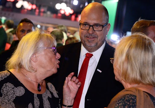 LO:s ordförande Karl-Petter Thorwaldsson i samspråk med Anna-Greta Leijon på Socialdemokraternas valvaka på Waterfront i Stockholm på söndagen. Foto: Claudio Bresciani