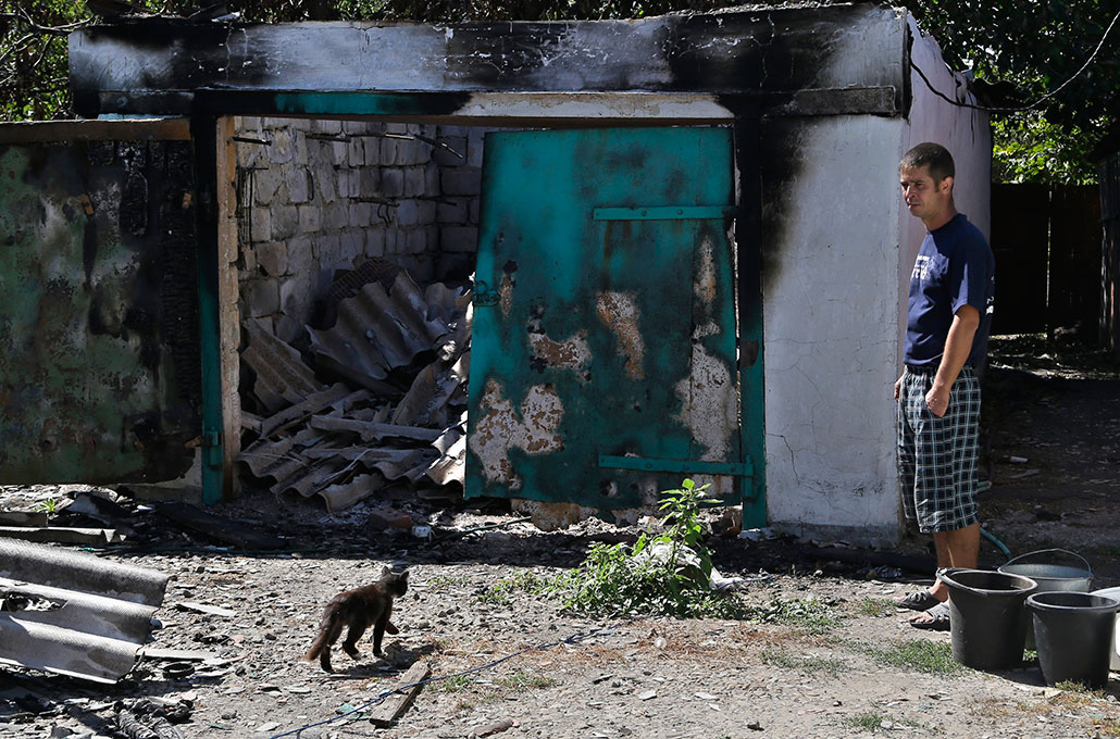 Nikolai Prokhorov återvänder till sin mors hus i byn Hrabske i östra Ukraina. Bittra strider har rasat i området under större delen av augusti. Foto: Sergei Grits