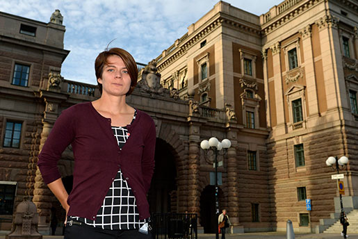 Johanna Haraldsson utanför sin nya arbetsplats. – Det är klart att det är ett problem om vi som fattar beslut inte återspeglar hur befolkningen ser ut. Vi behöver människor med olika bakgrund från olika samhällsklasser i riksdagen, säger hon.  Foto: Janerik Henriksson